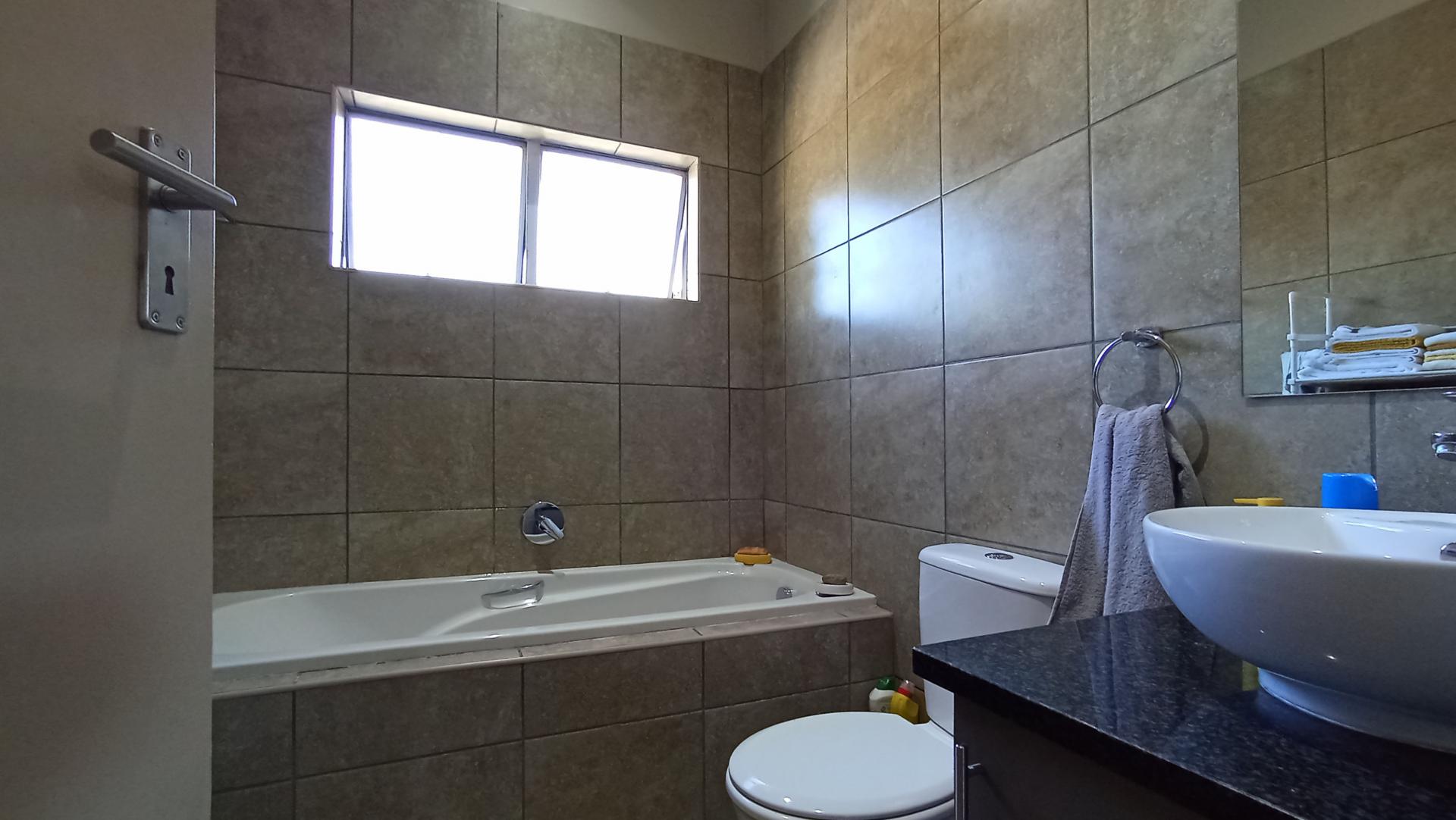 Bathroom 1 - 5 square meters of property in Tres-Jolie A.H.