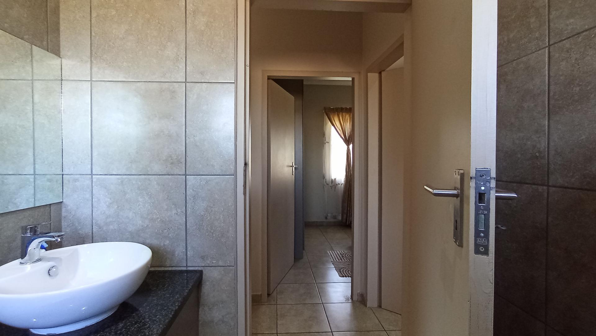 Bathroom 1 - 5 square meters of property in Tres-Jolie A.H.