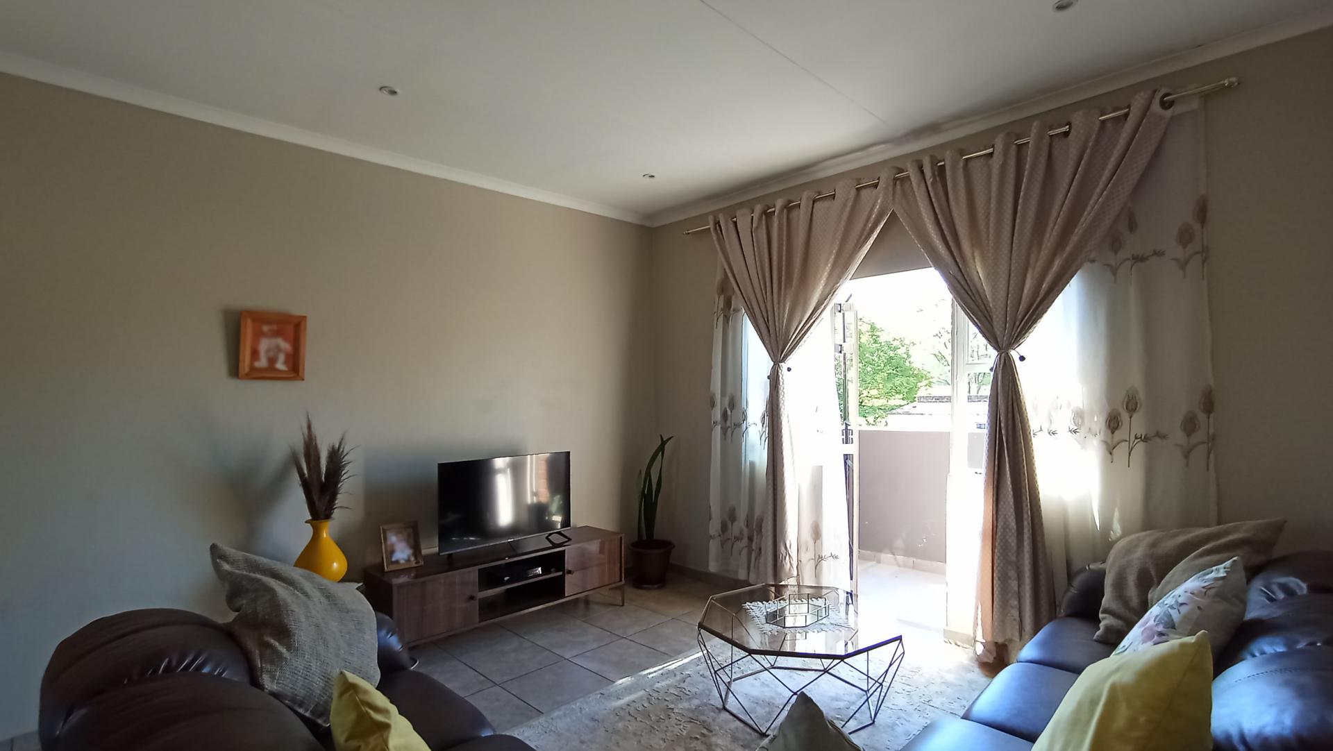 Lounges - 18 square meters of property in Tres-Jolie A.H.