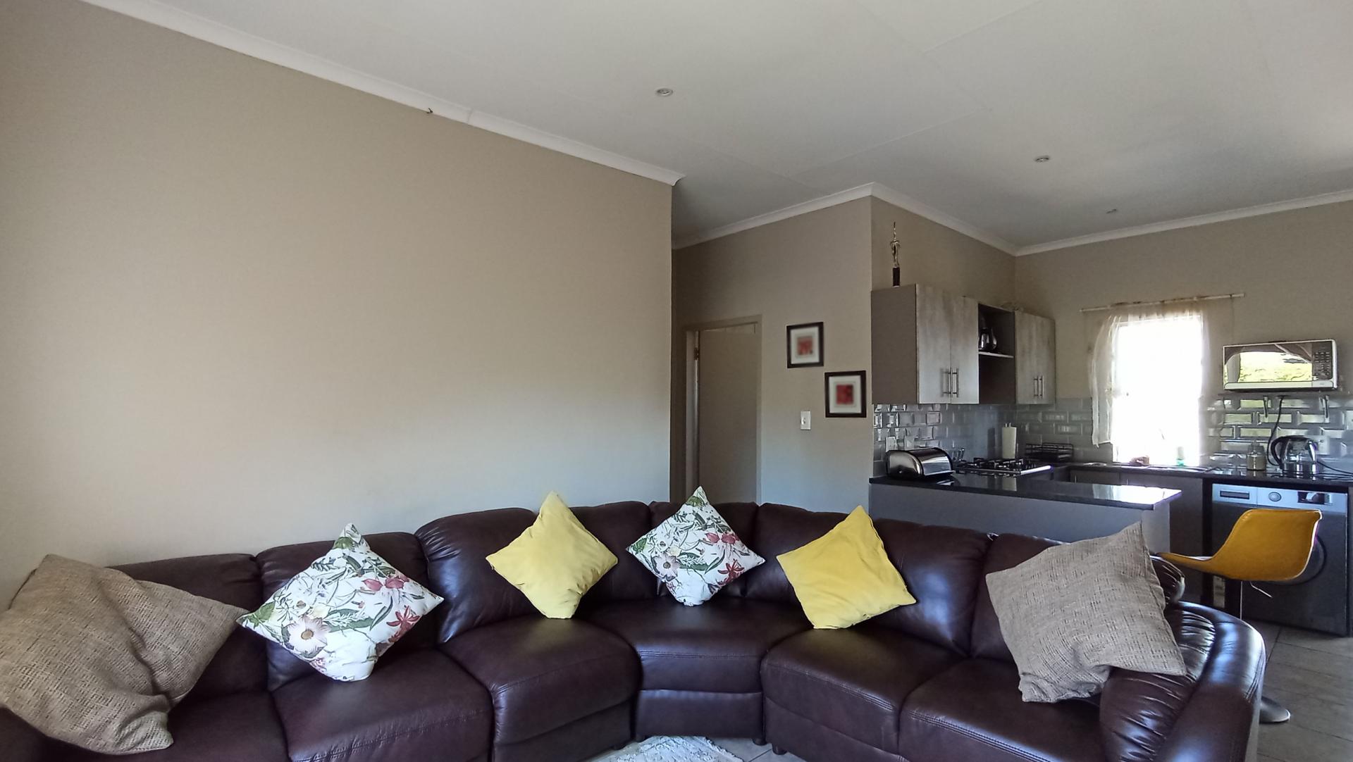 Lounges - 18 square meters of property in Tres-Jolie A.H.