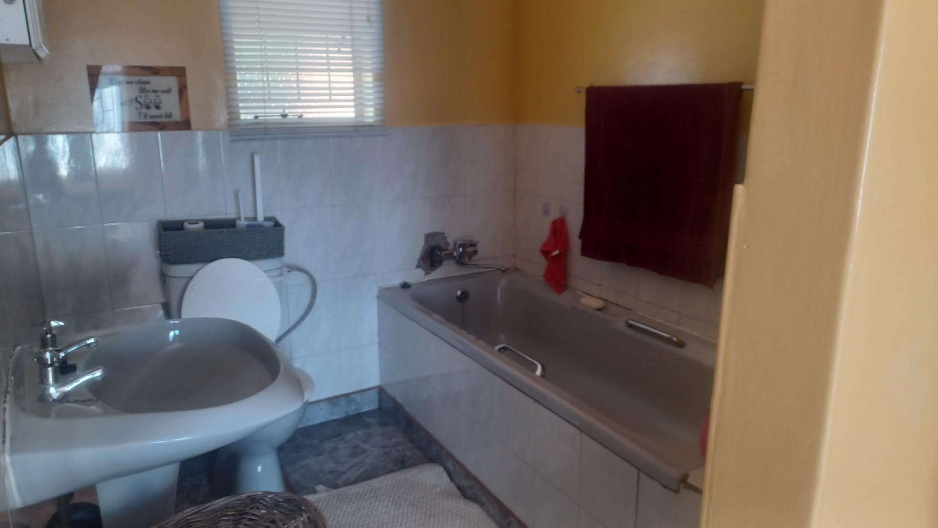 Bathroom 1 of property in Riebeeckstad