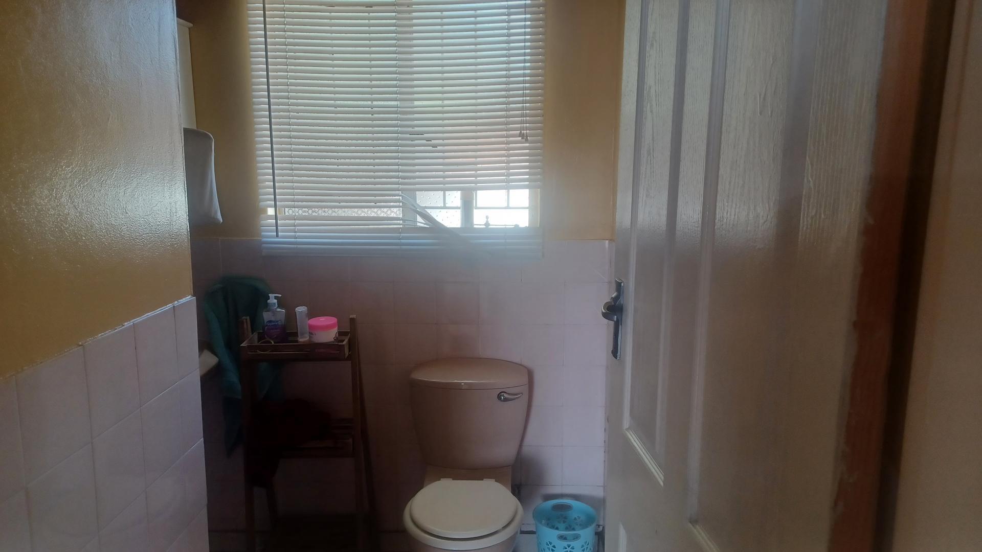 Bathroom 2 of property in Riebeeckstad