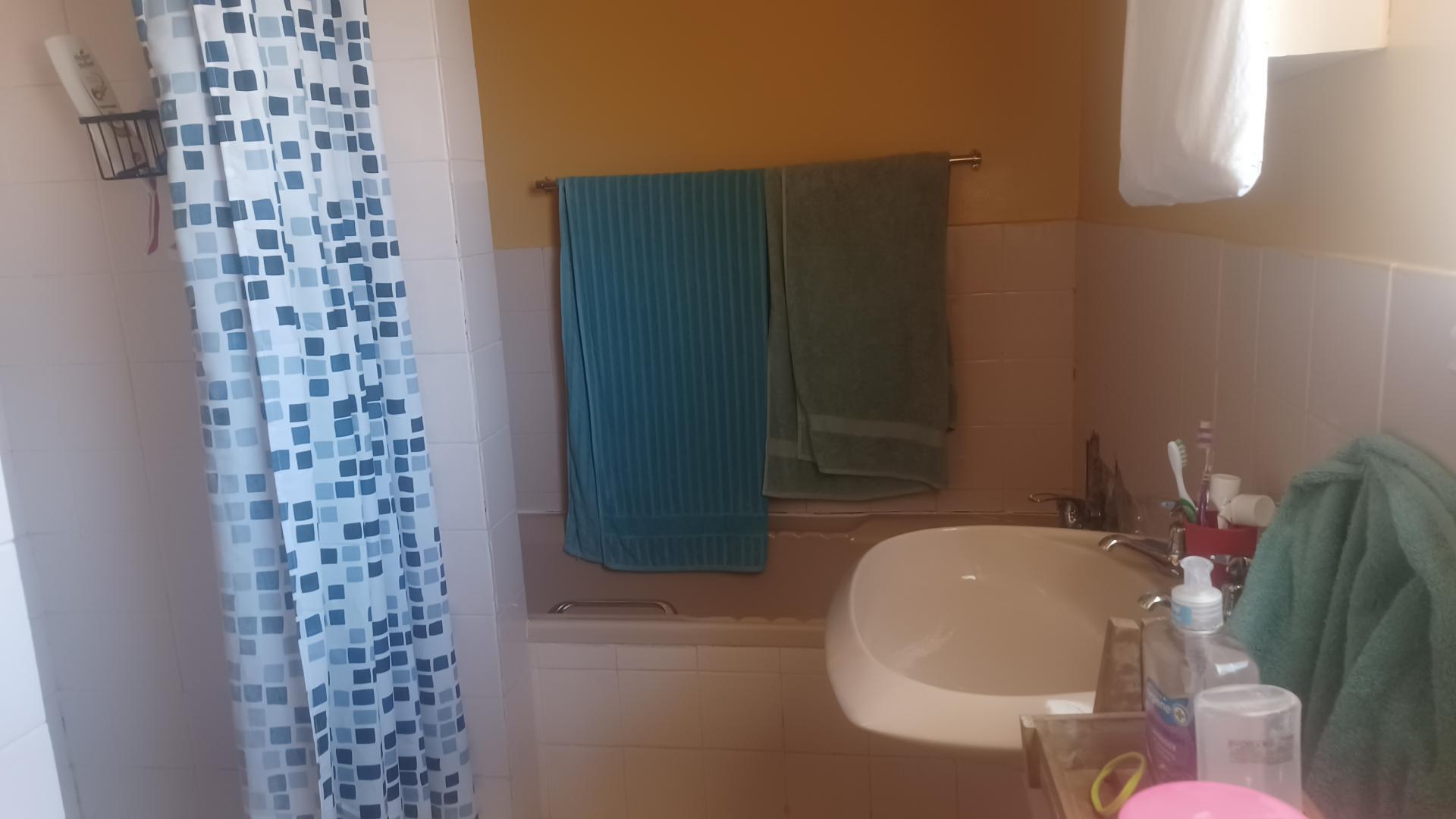 Bathroom 2 of property in Riebeeckstad