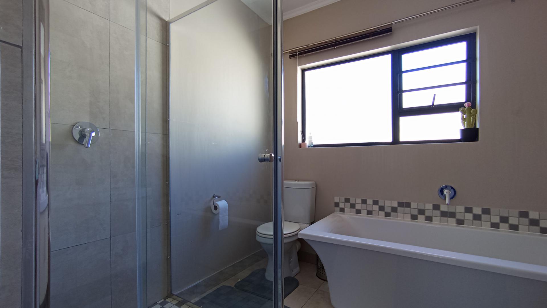Main Bathroom - 6 square meters of property in Blackheath - JHB