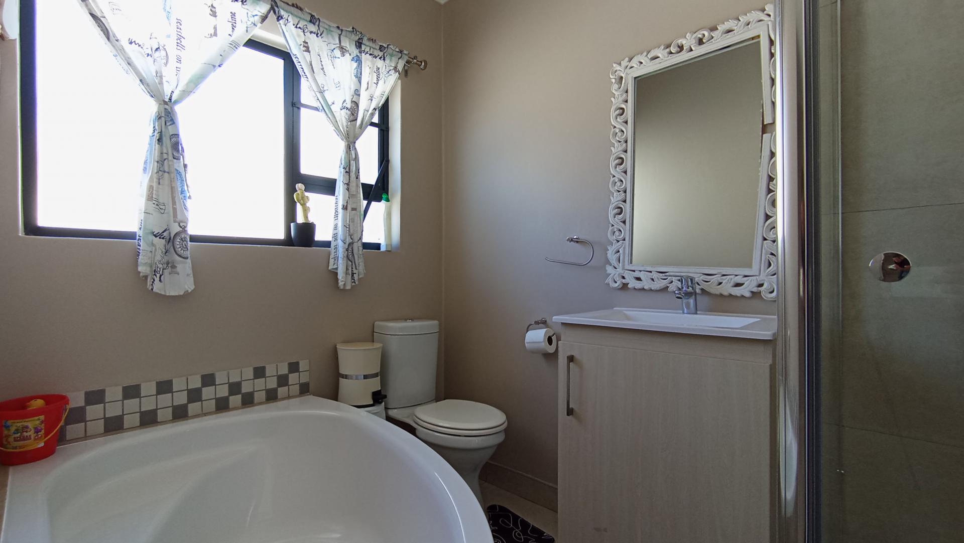 Bathroom 1 - 5 square meters of property in Blackheath - JHB