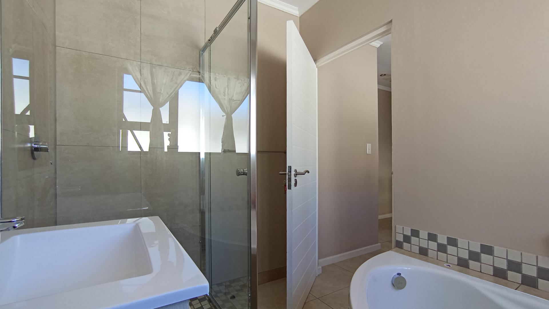 Bathroom 1 - 5 square meters of property in Blackheath - JHB