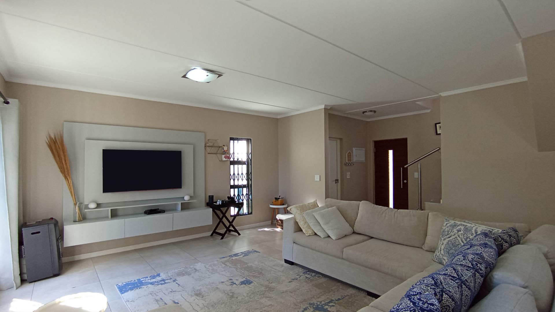 Lounges - 28 square meters of property in Blackheath - JHB