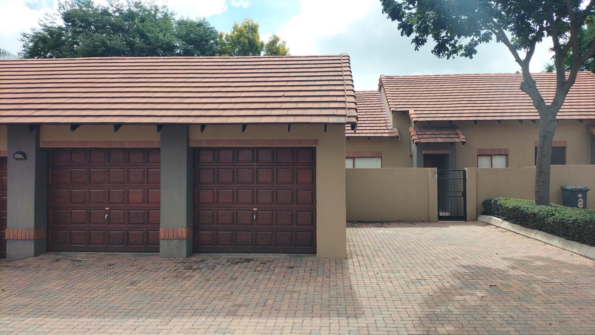 Front View of property in Thornhill
