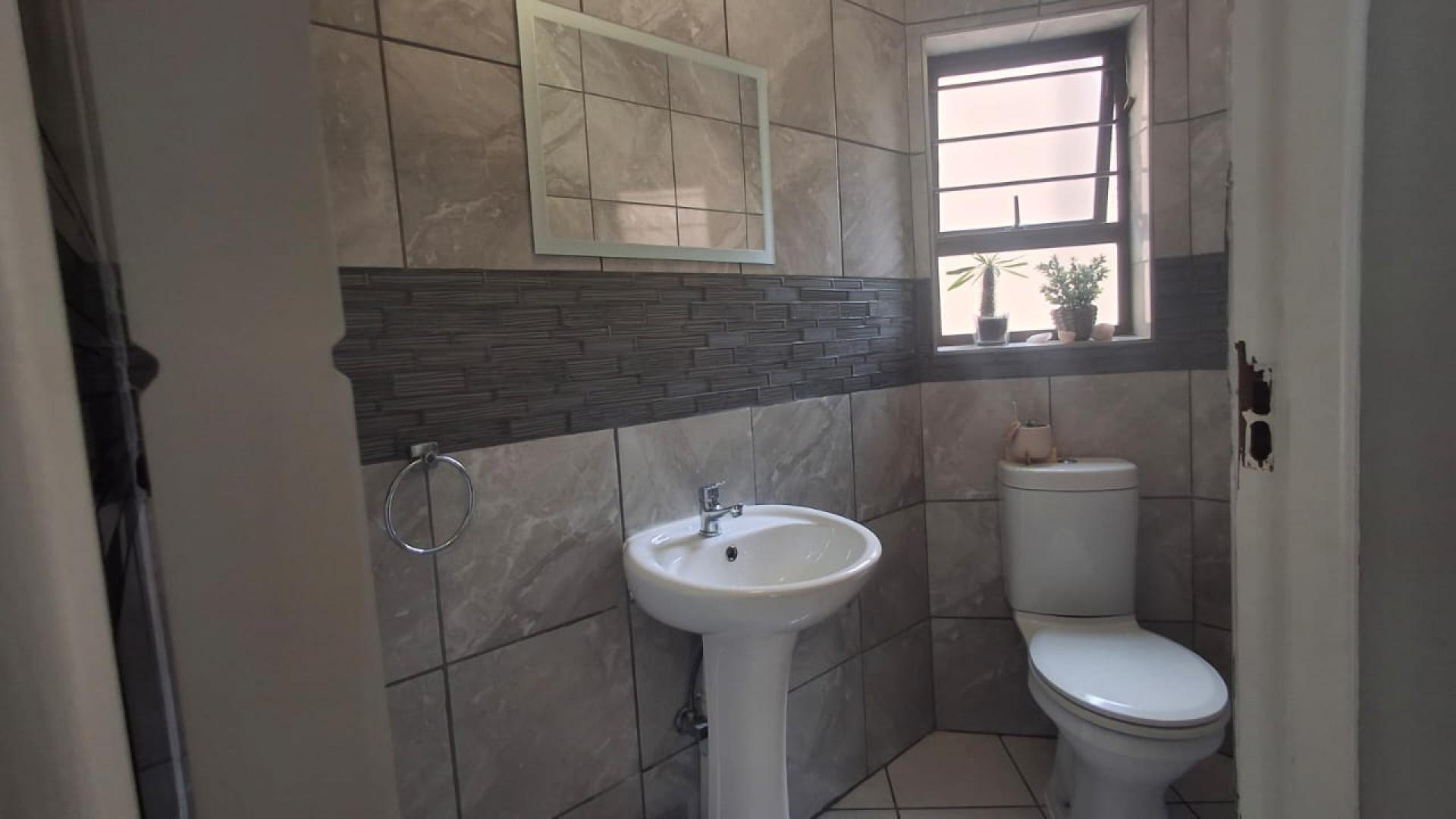 Bathroom 1 of property in Kloofendal