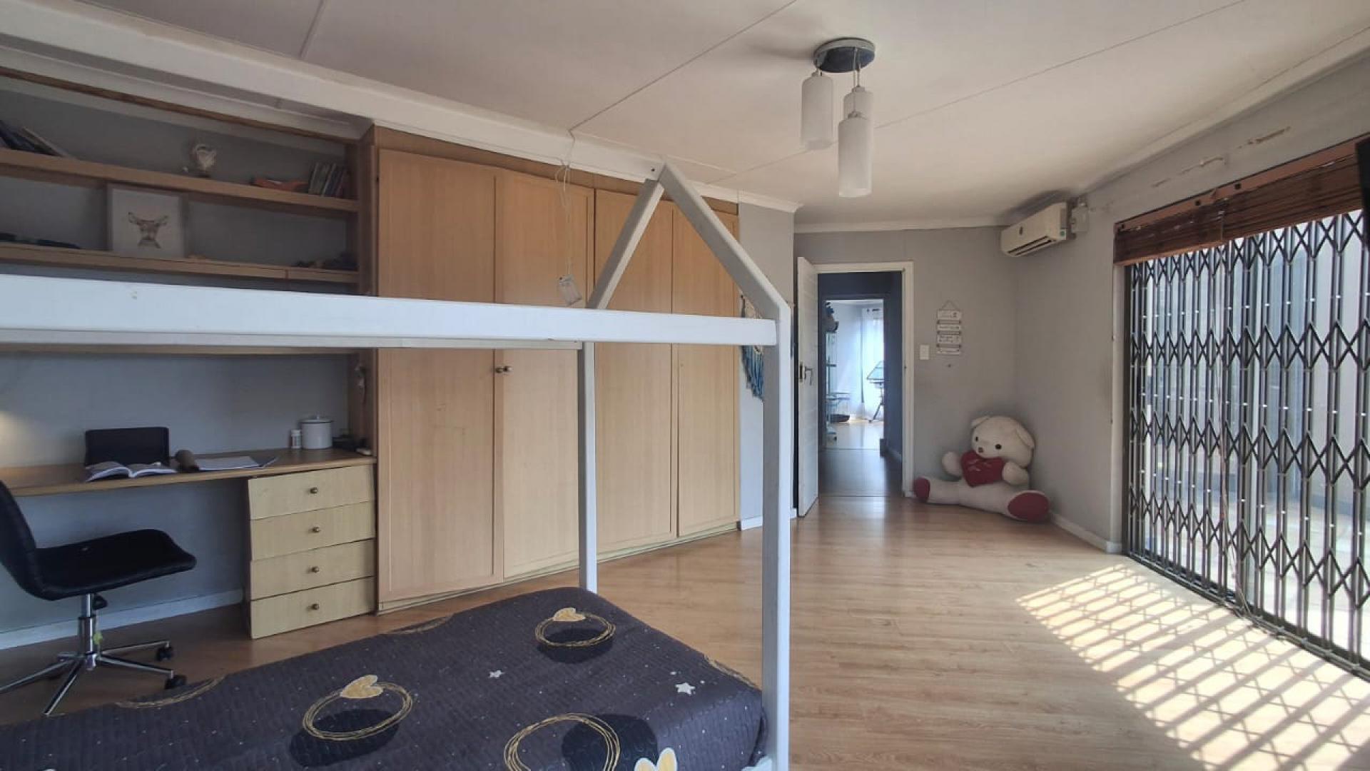 Bed Room 1 of property in Kloofendal