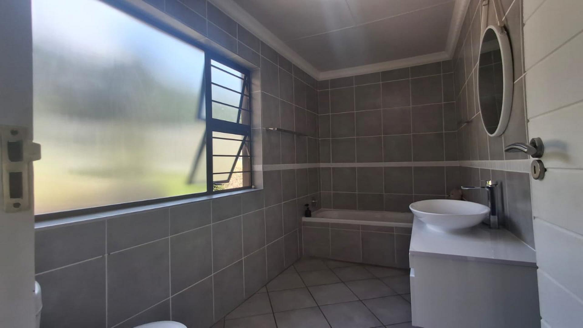 Bathroom 3+ of property in Kloofendal