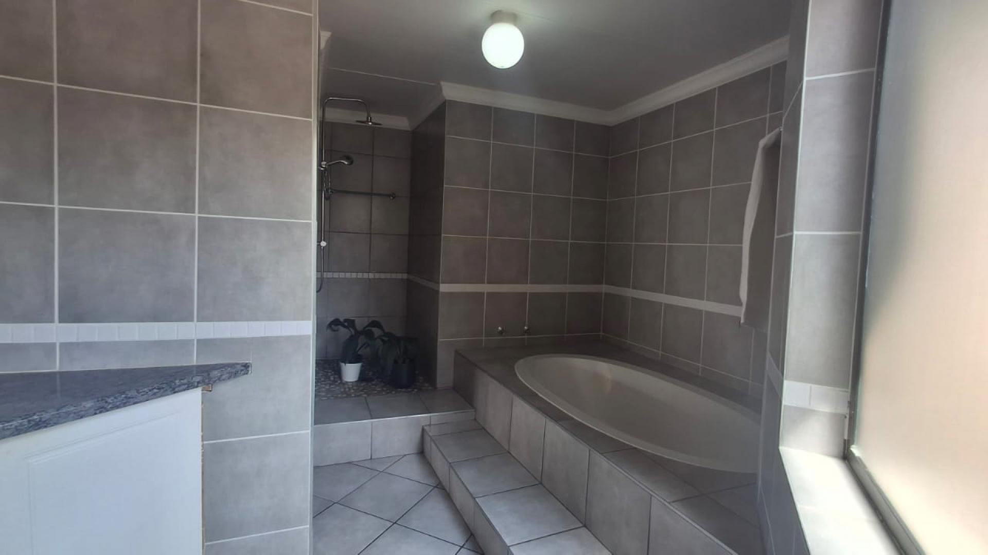 Bathroom 3+ of property in Kloofendal