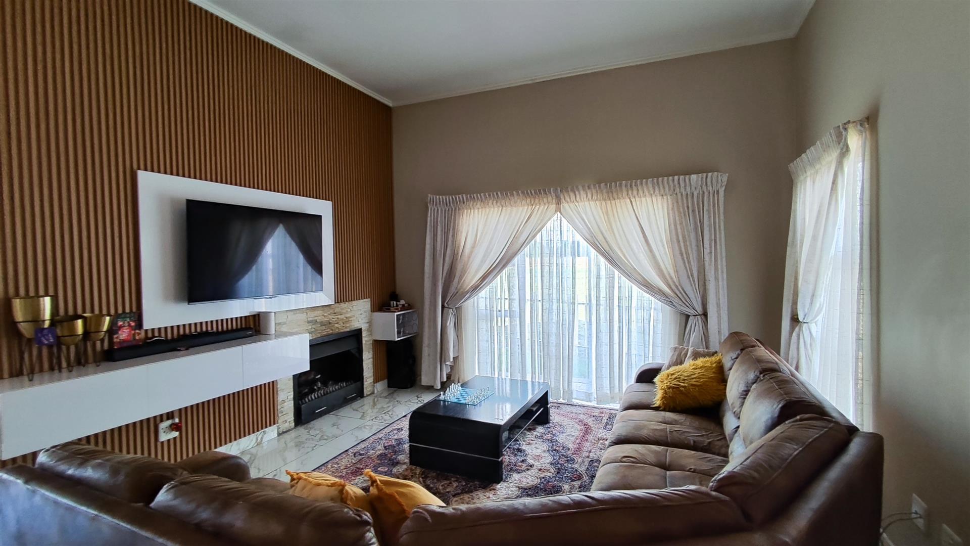 Lounges - 15 square meters of property in Vereeniging