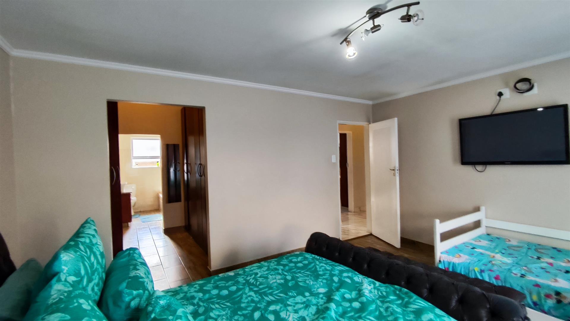 Main Bedroom - 22 square meters of property in Vereeniging