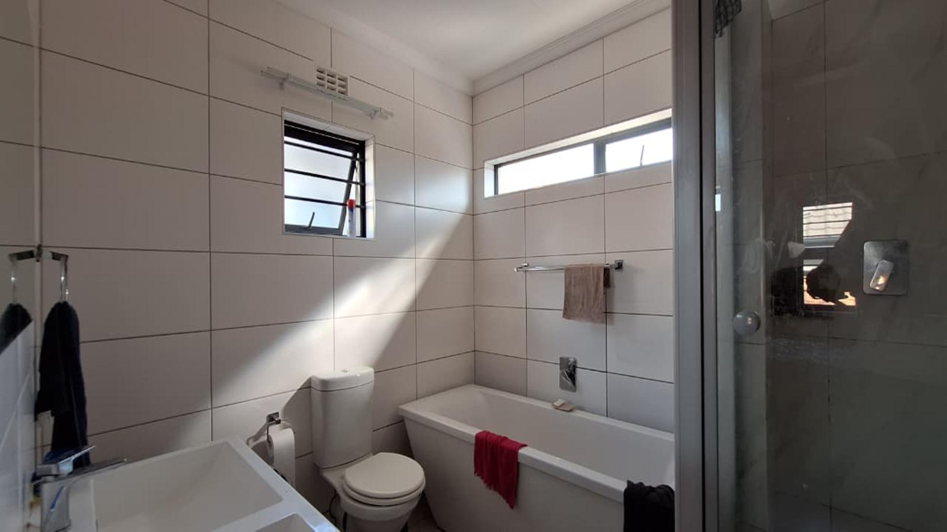 Main Bathroom - 8 square meters of property in Cosmo City