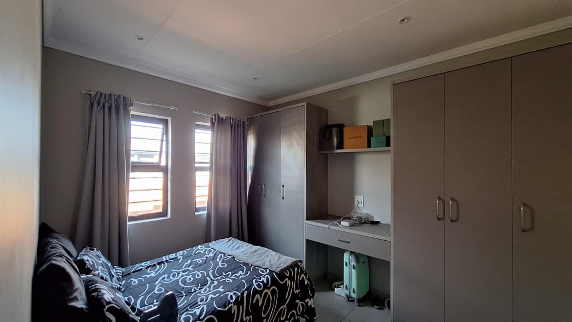 Main Bedroom - 16 square meters of property in Cosmo City