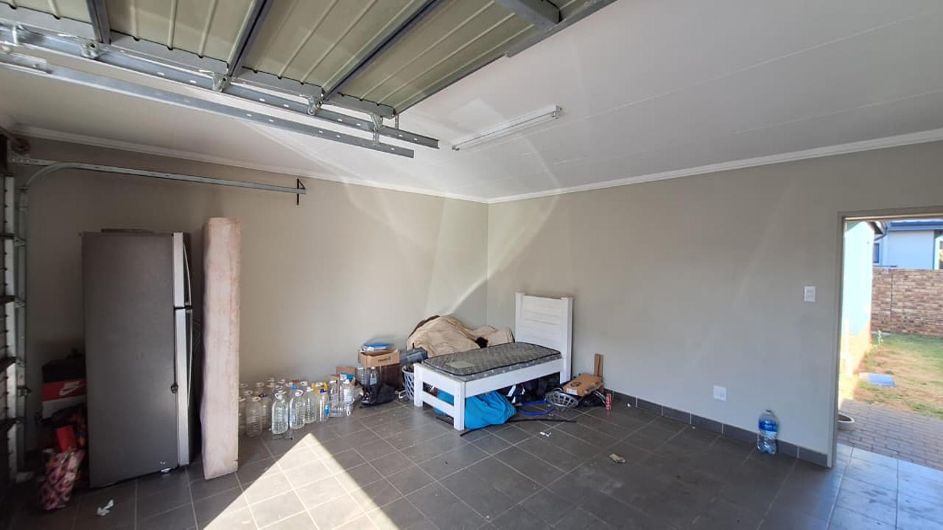 Garage - 41 square meters of property in Cosmo City