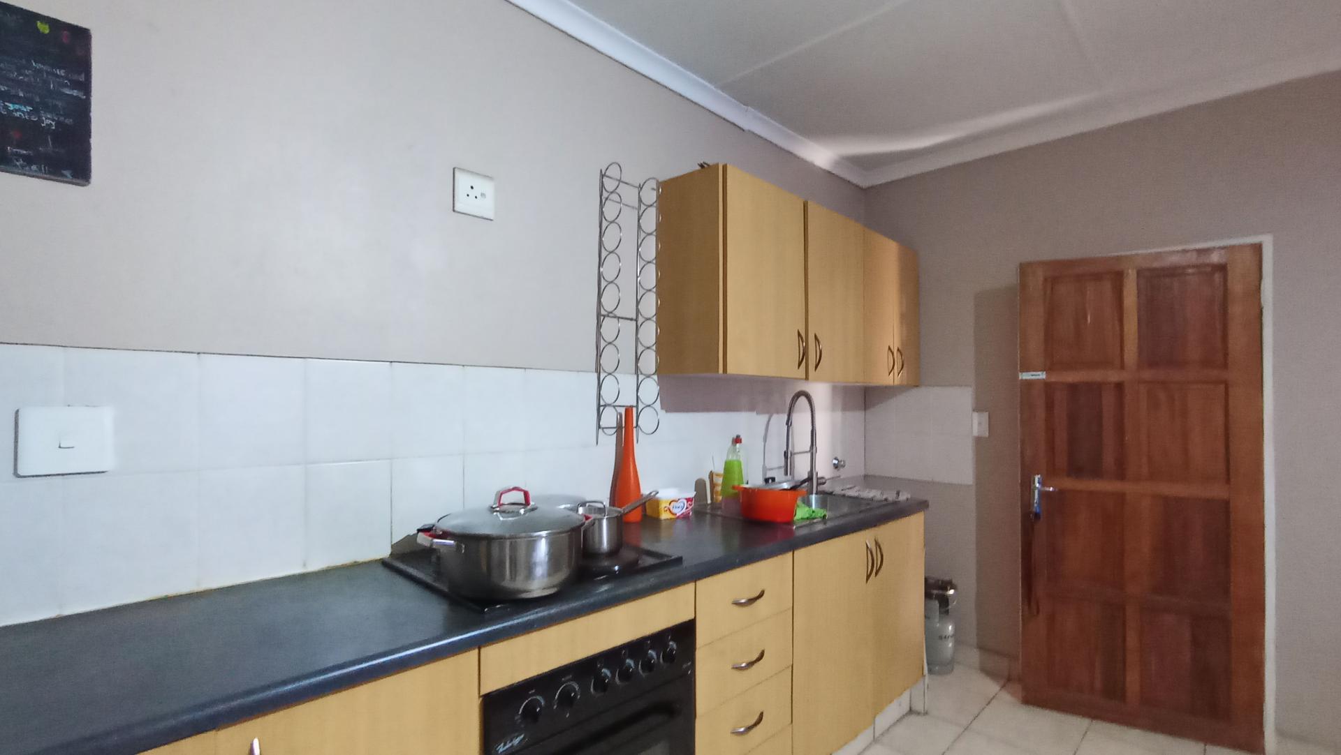 Kitchen - 9 square meters of property in Honey Park