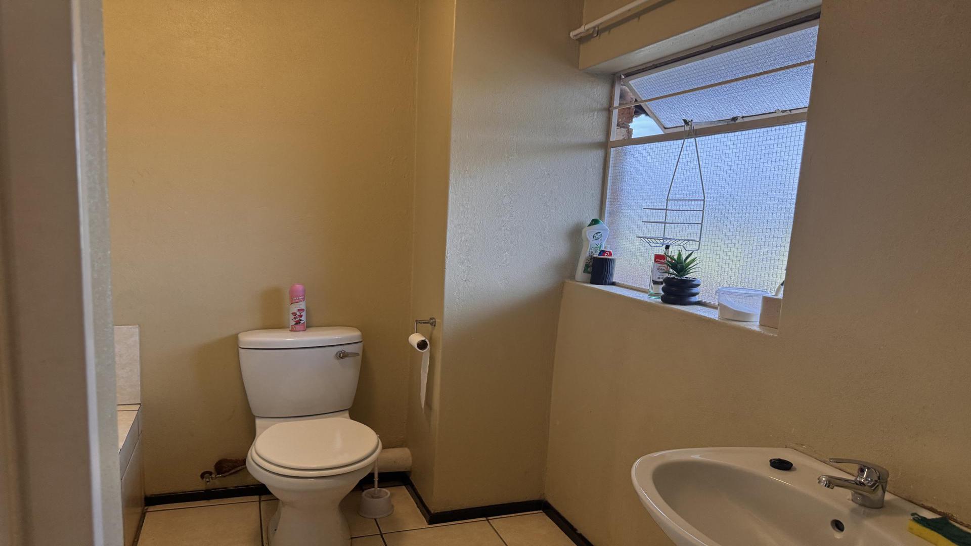 Bathroom 1 - 6 square meters of property in Roodepoort