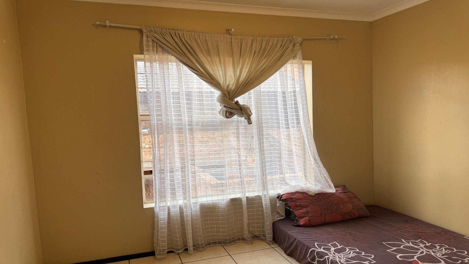 Bed Room 1 - 10 square meters of property in Roodepoort