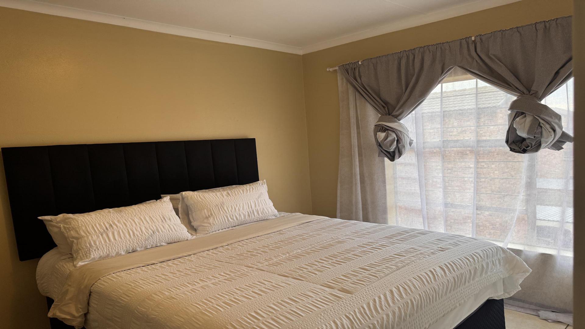 Bed Room 2 - 11 square meters of property in Roodepoort