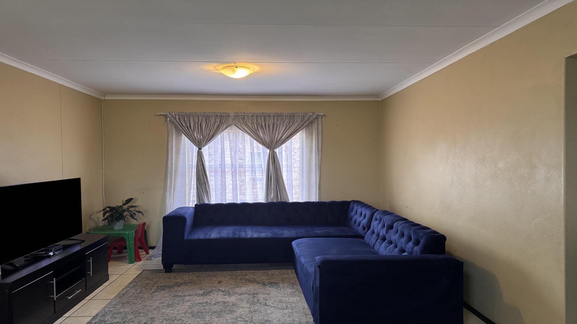 Lounges - 16 square meters of property in Roodepoort