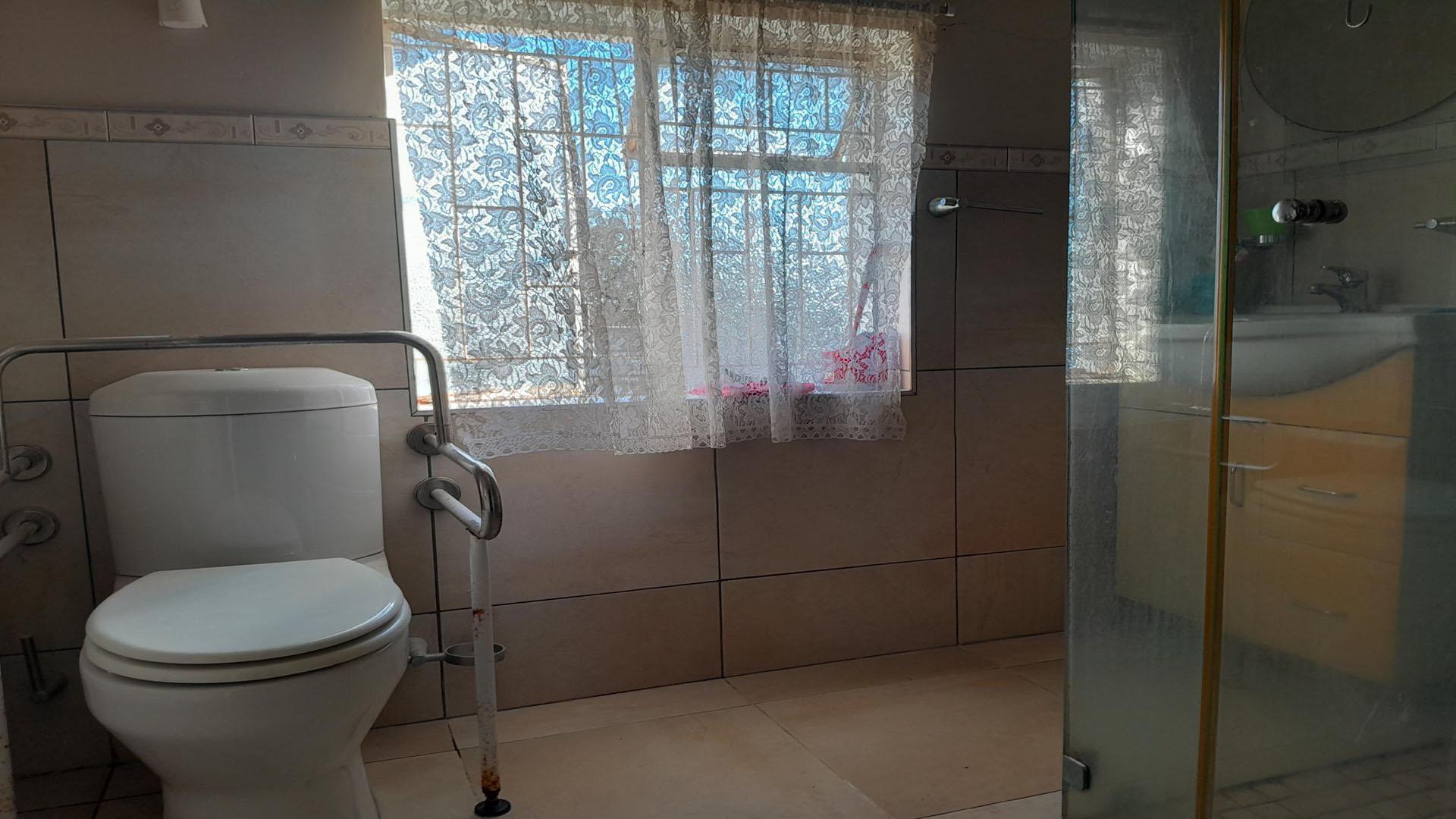 Bathroom 1 of property in Uitenhage