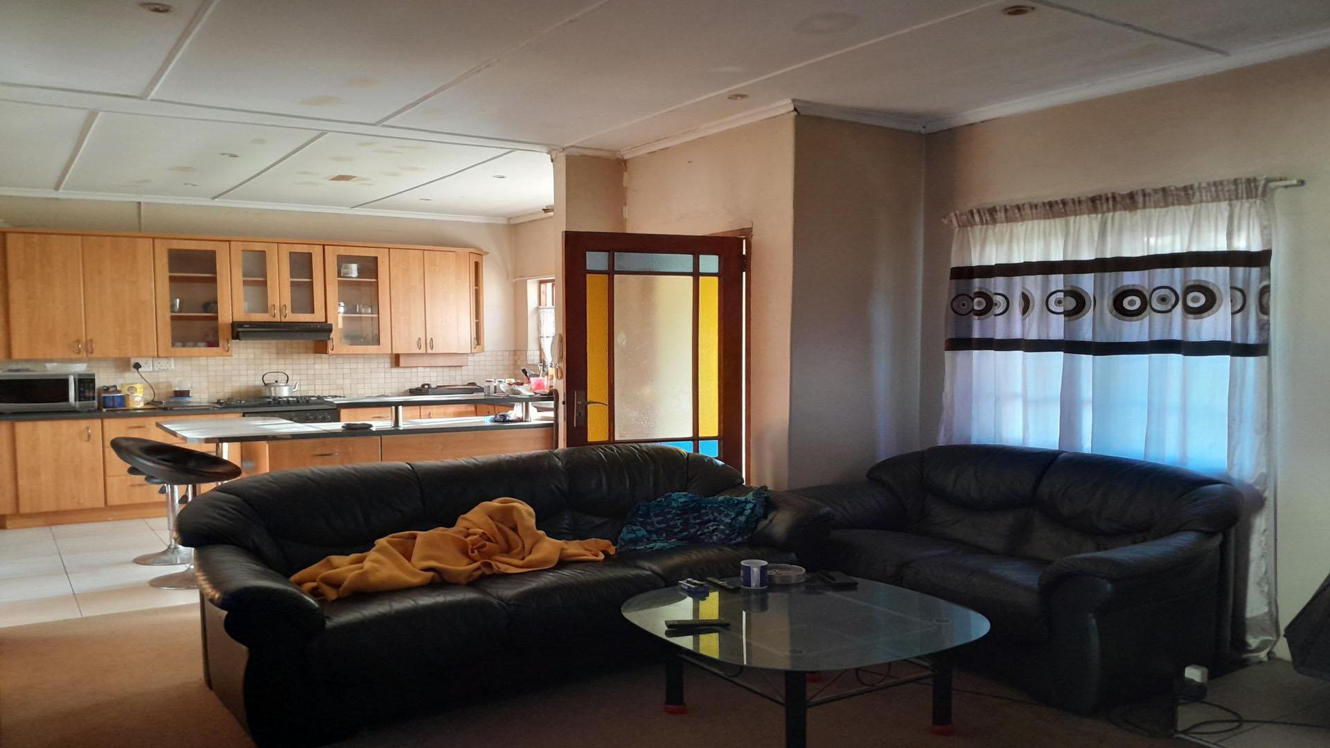 Lounges of property in Uitenhage