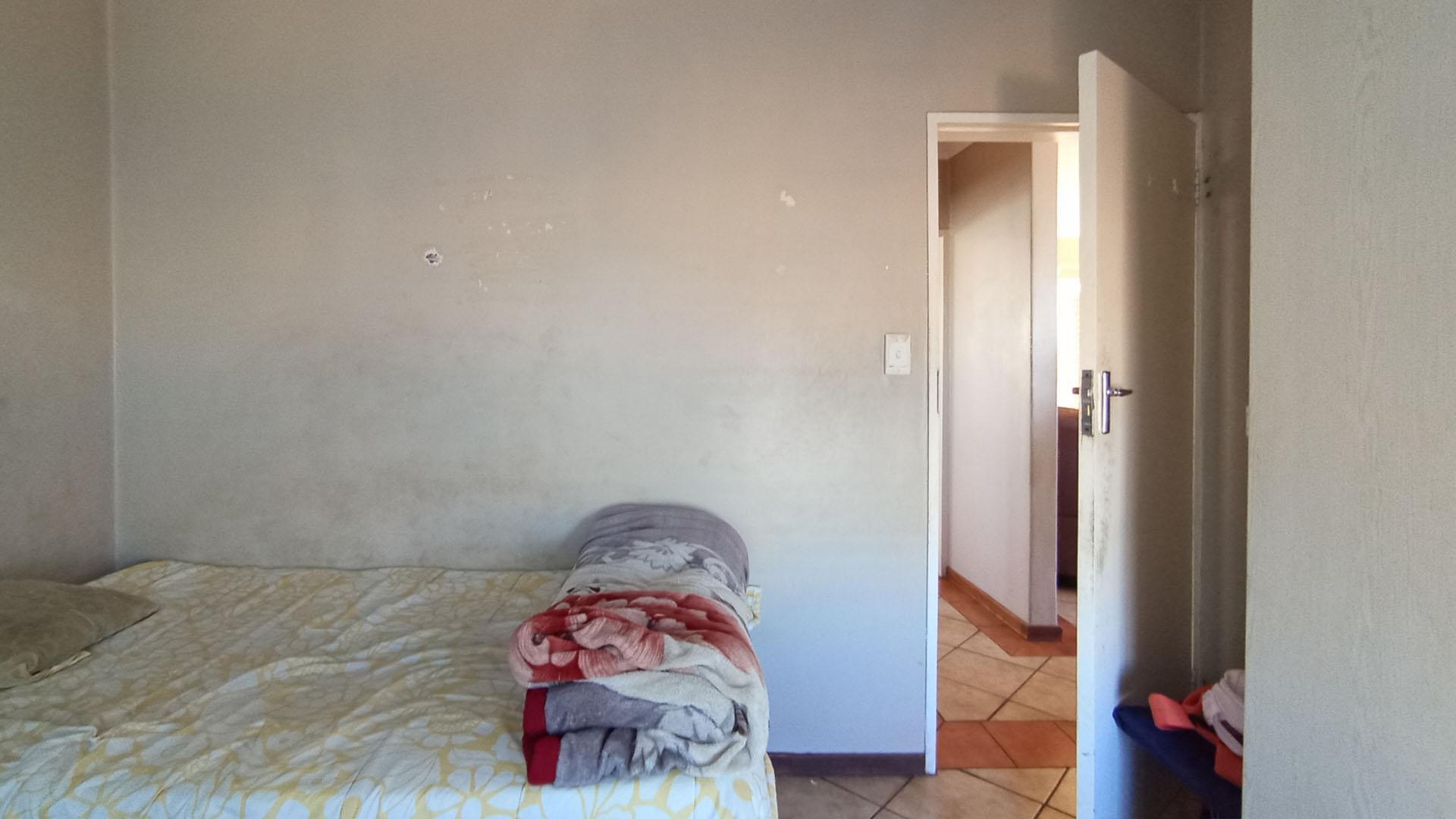 Bed Room 1 - 10 square meters of property in Die Hoewes