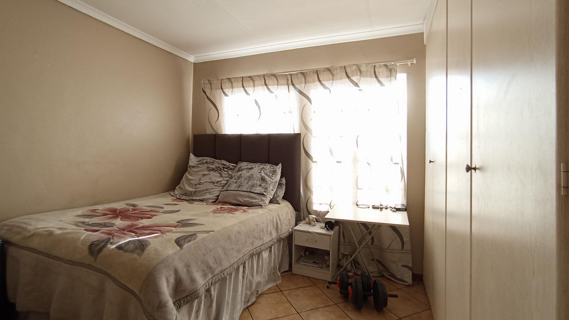 Bed Room 2 - 13 square meters of property in Die Hoewes