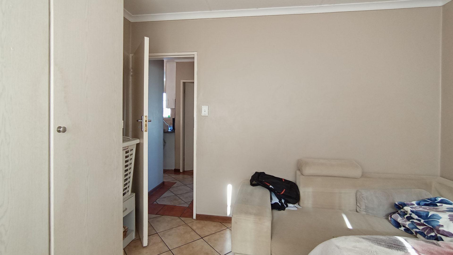 Bed Room 2 - 13 square meters of property in Die Hoewes