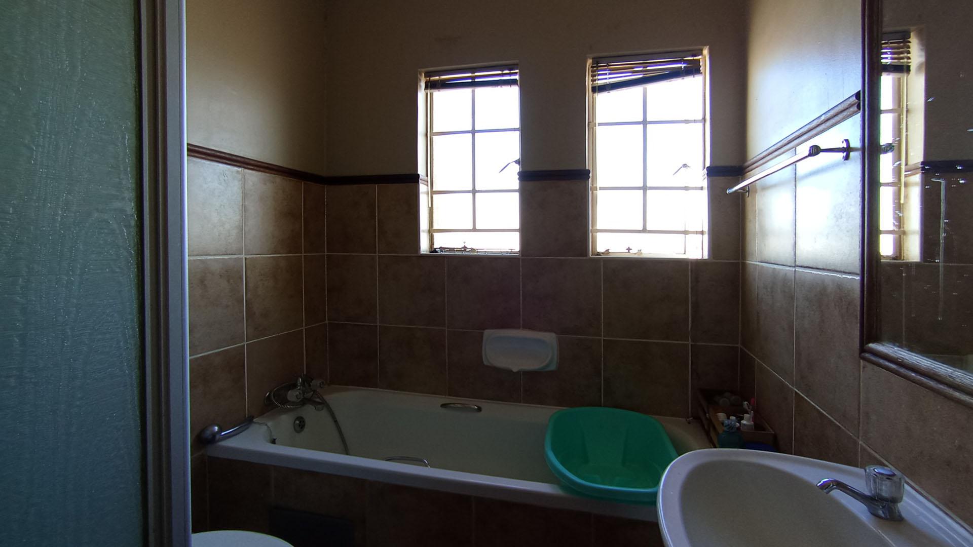 Bathroom 1 - 6 square meters of property in Die Hoewes