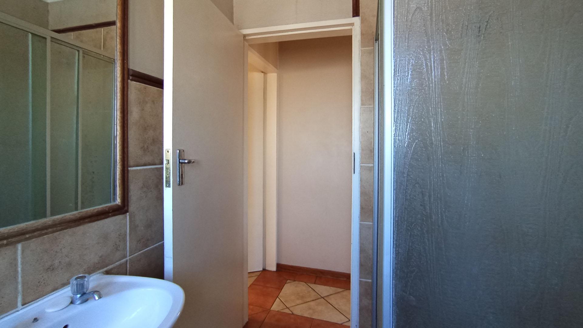 Bathroom 1 - 6 square meters of property in Die Hoewes