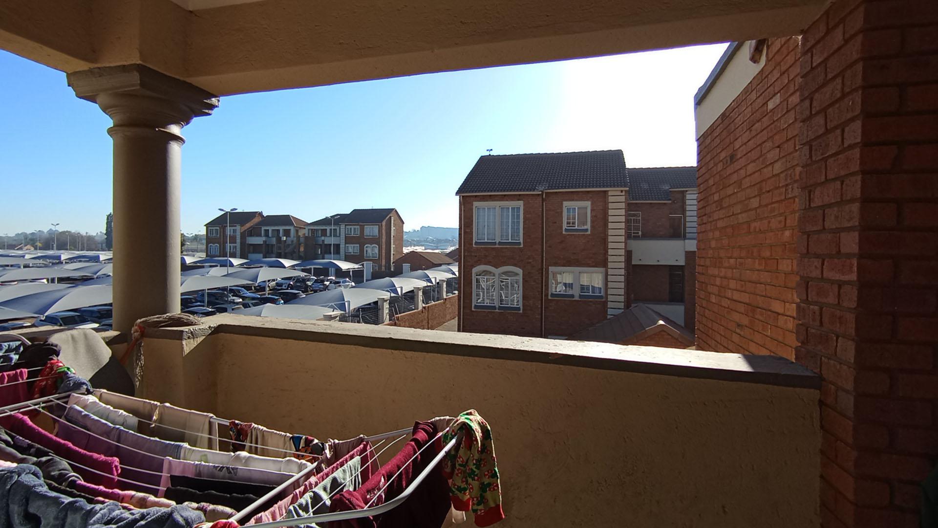 Balcony - 7 square meters of property in Die Hoewes