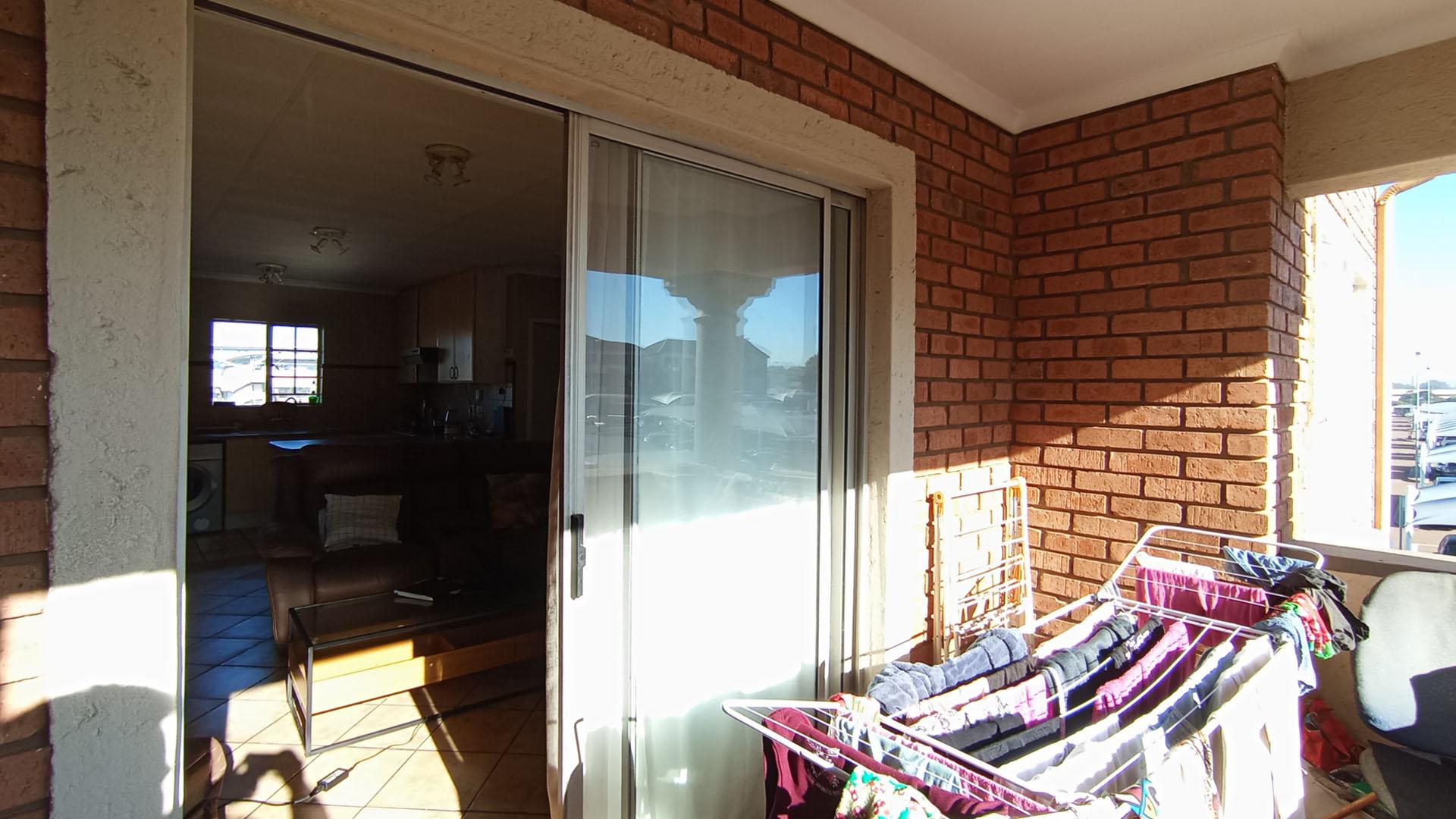 Balcony - 7 square meters of property in Die Hoewes