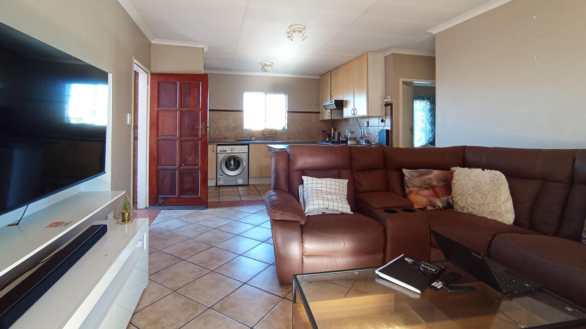 Lounges - 16 square meters of property in Die Hoewes