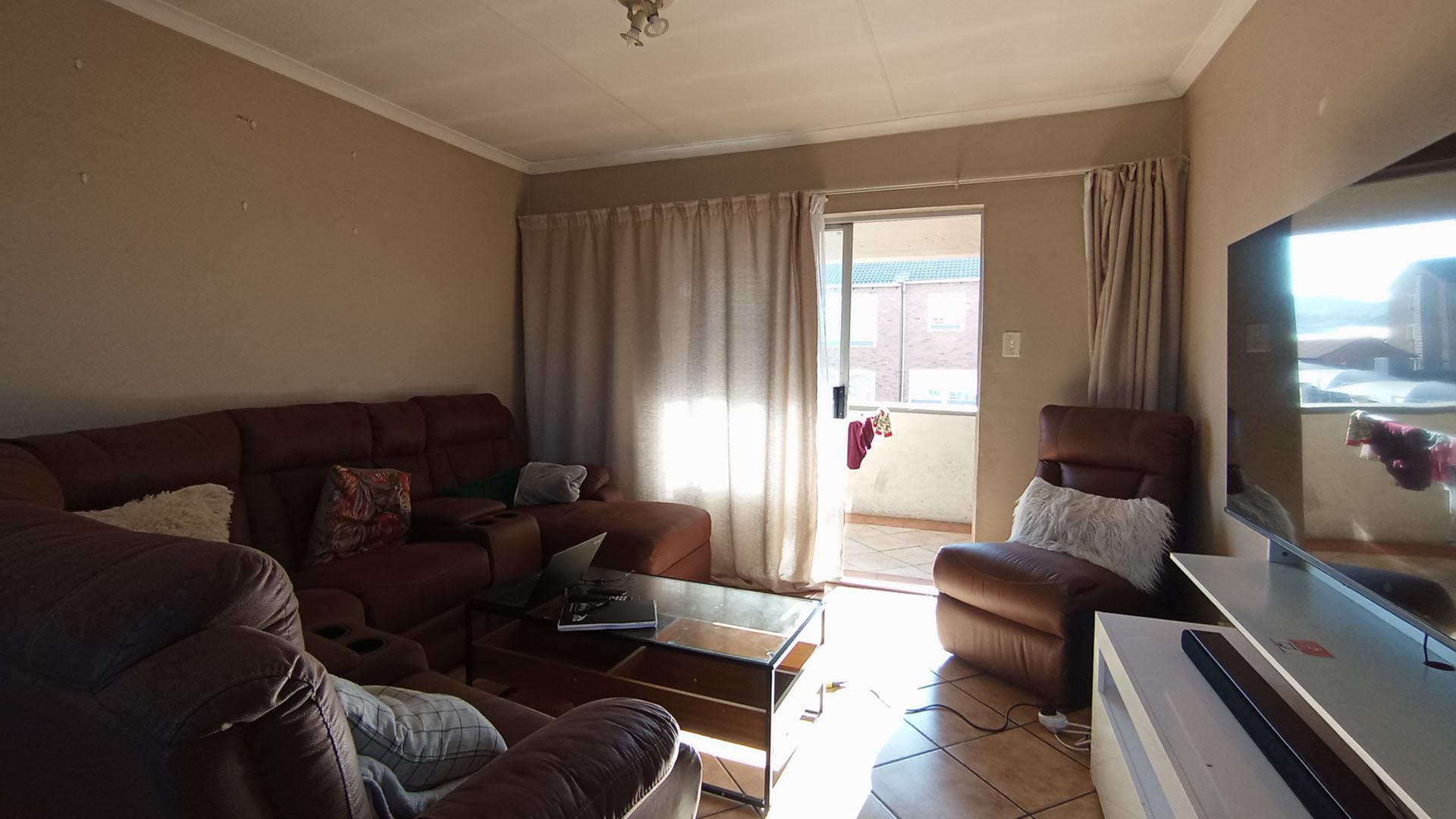 Lounges - 16 square meters of property in Die Hoewes