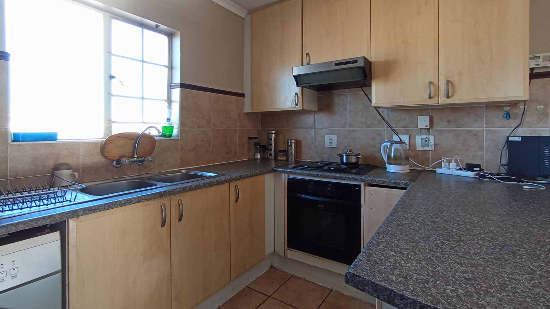 Kitchen - 9 square meters of property in Die Hoewes