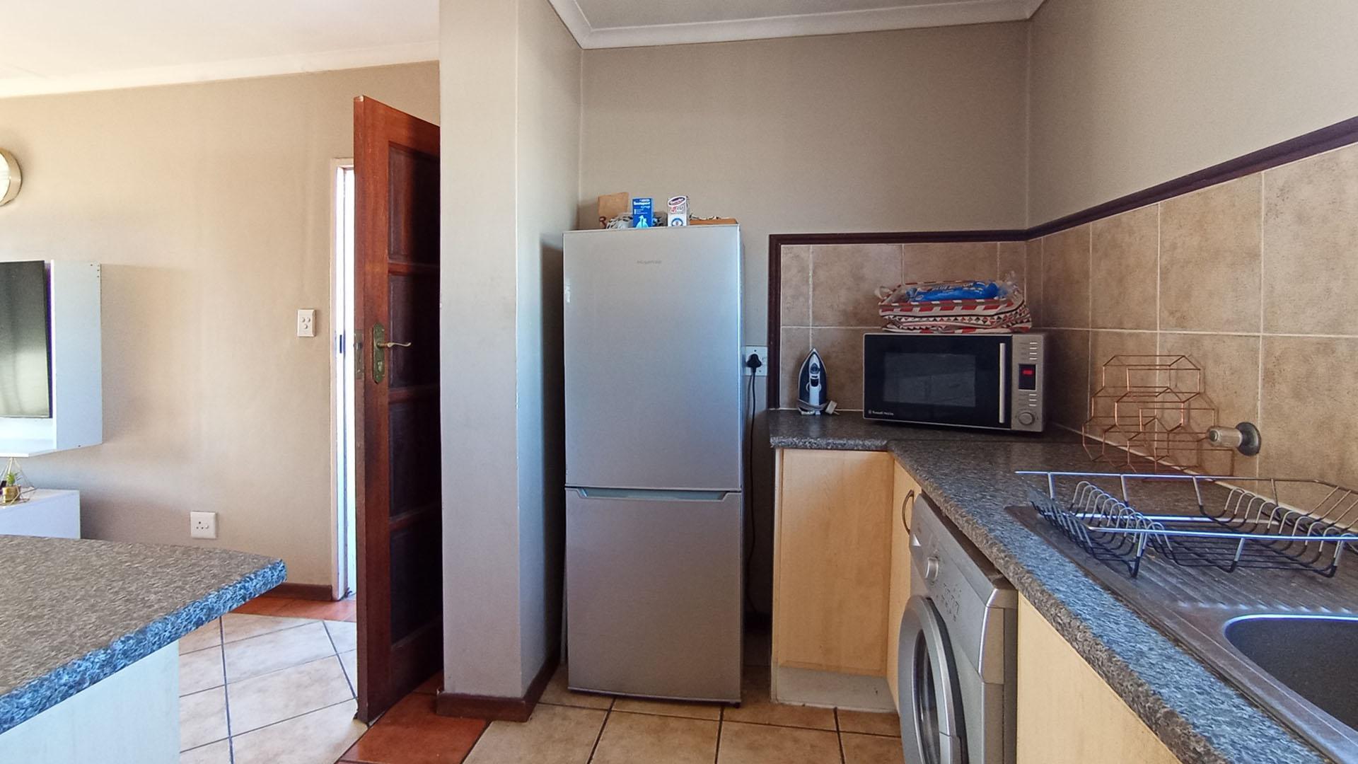 Kitchen - 9 square meters of property in Die Hoewes