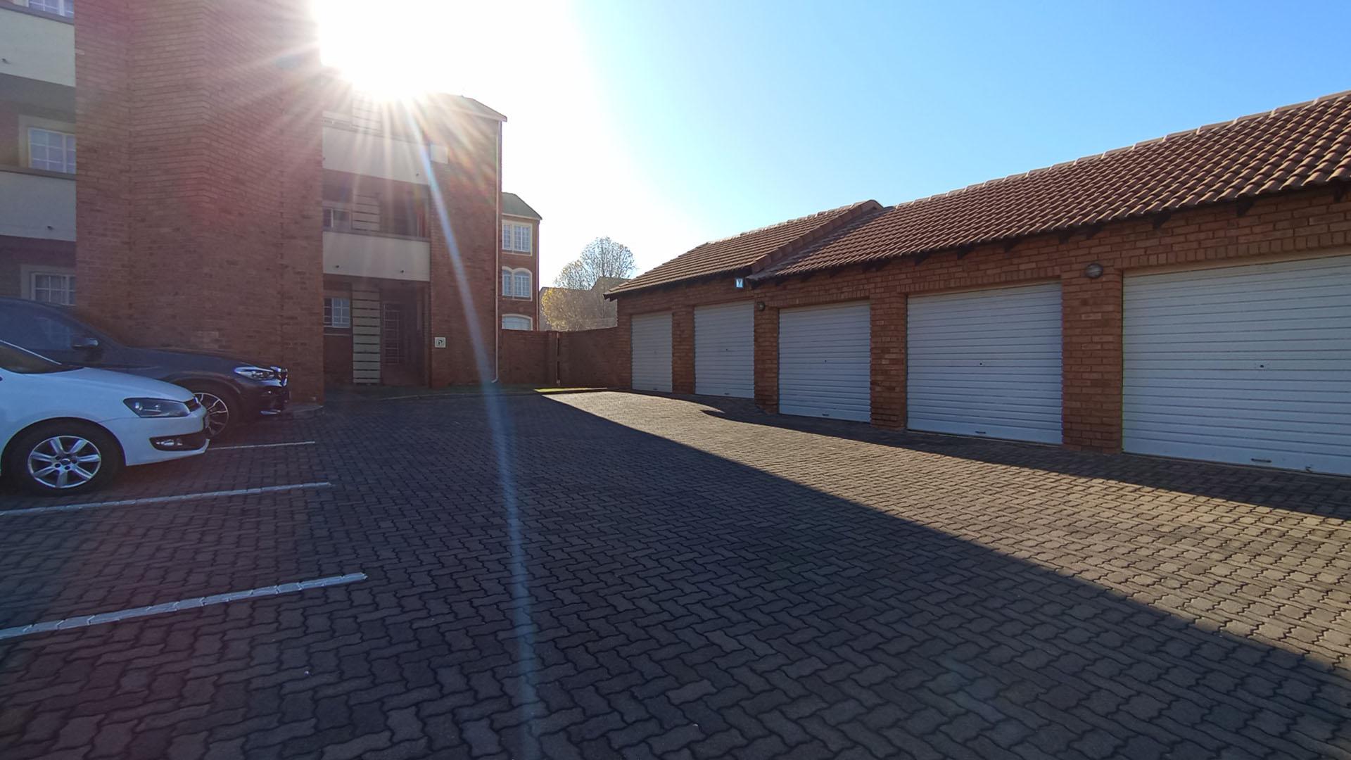 Front View of property in Die Hoewes