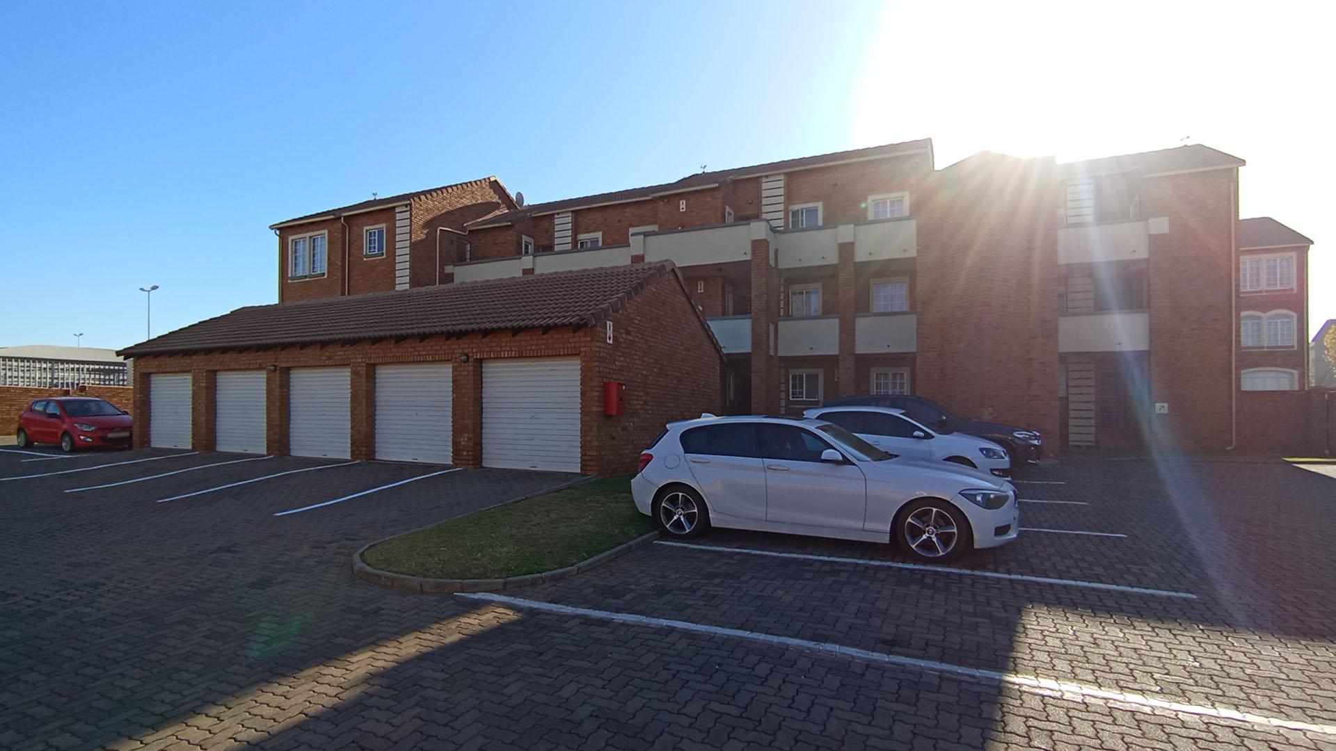 Front View of property in Die Hoewes