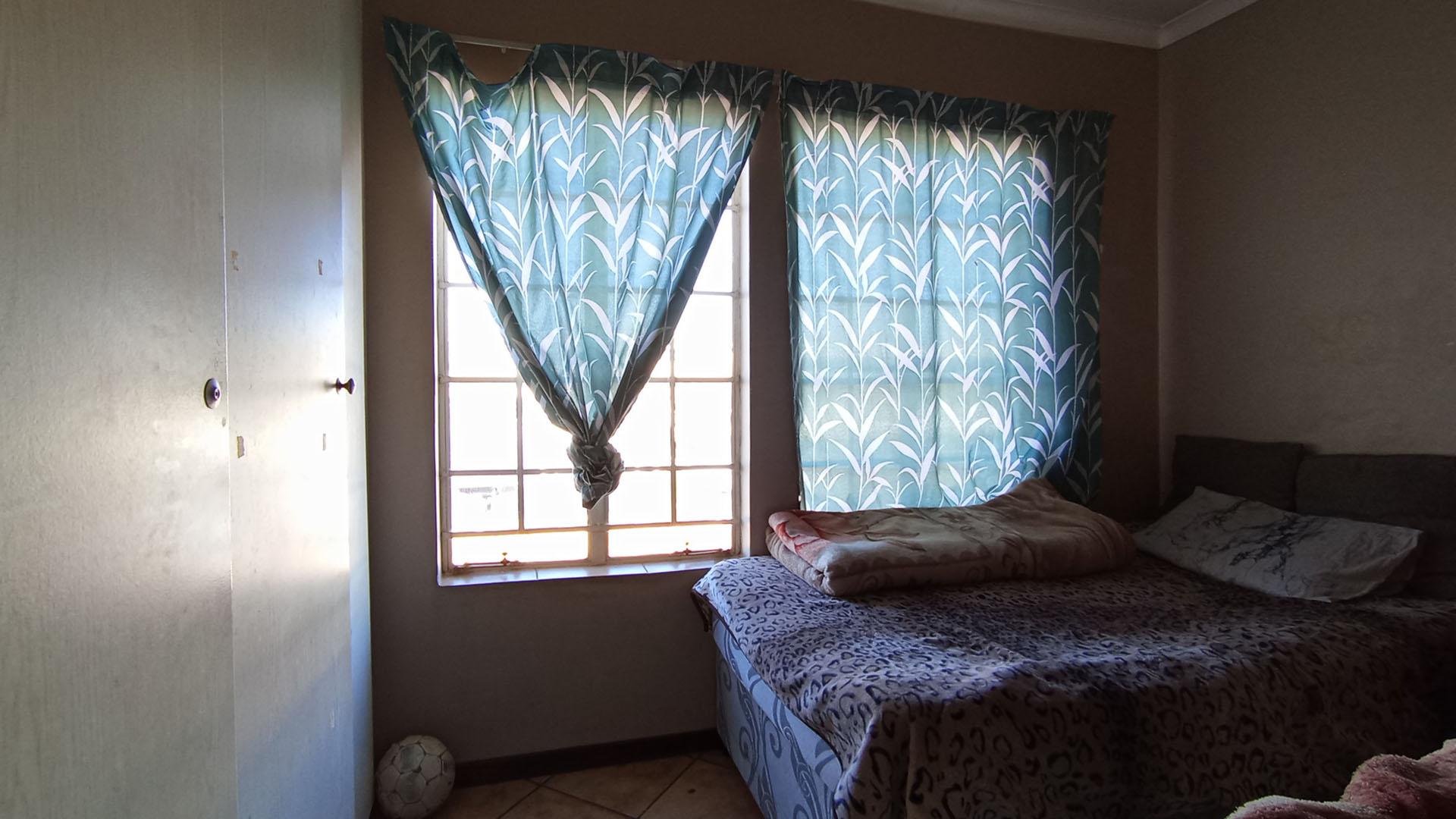 Bed Room 1 - 10 square meters of property in Die Hoewes