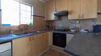 Kitchen - 9 square meters of property in Die Hoewes
