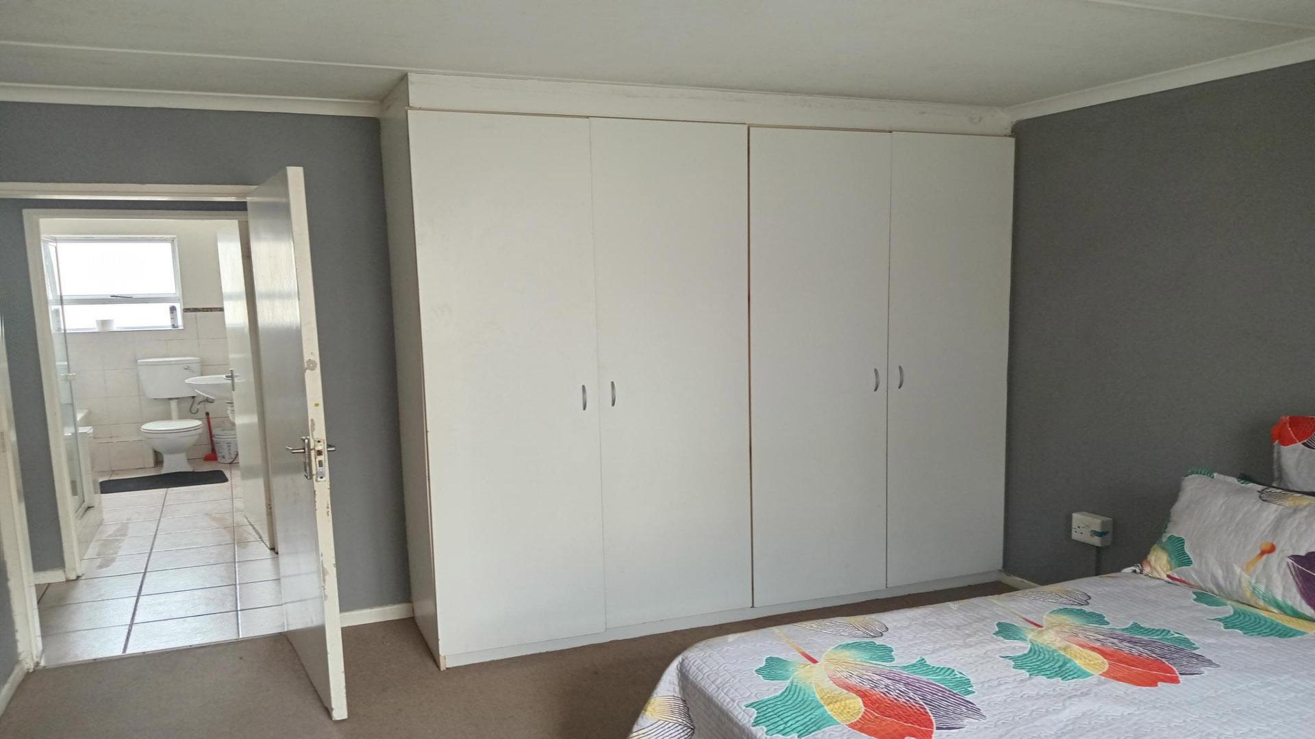 Bed Room 1 of property in Guldenland