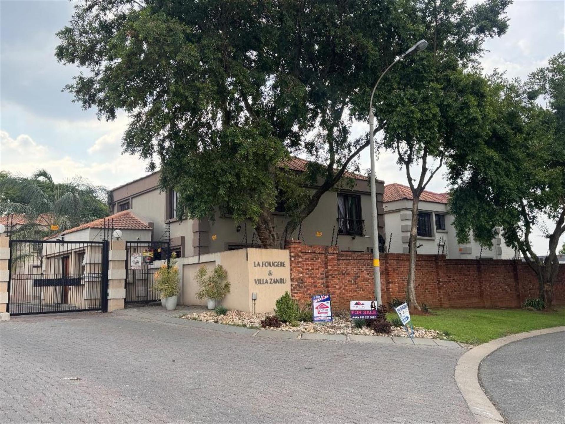 Front View of property in Glen Marais