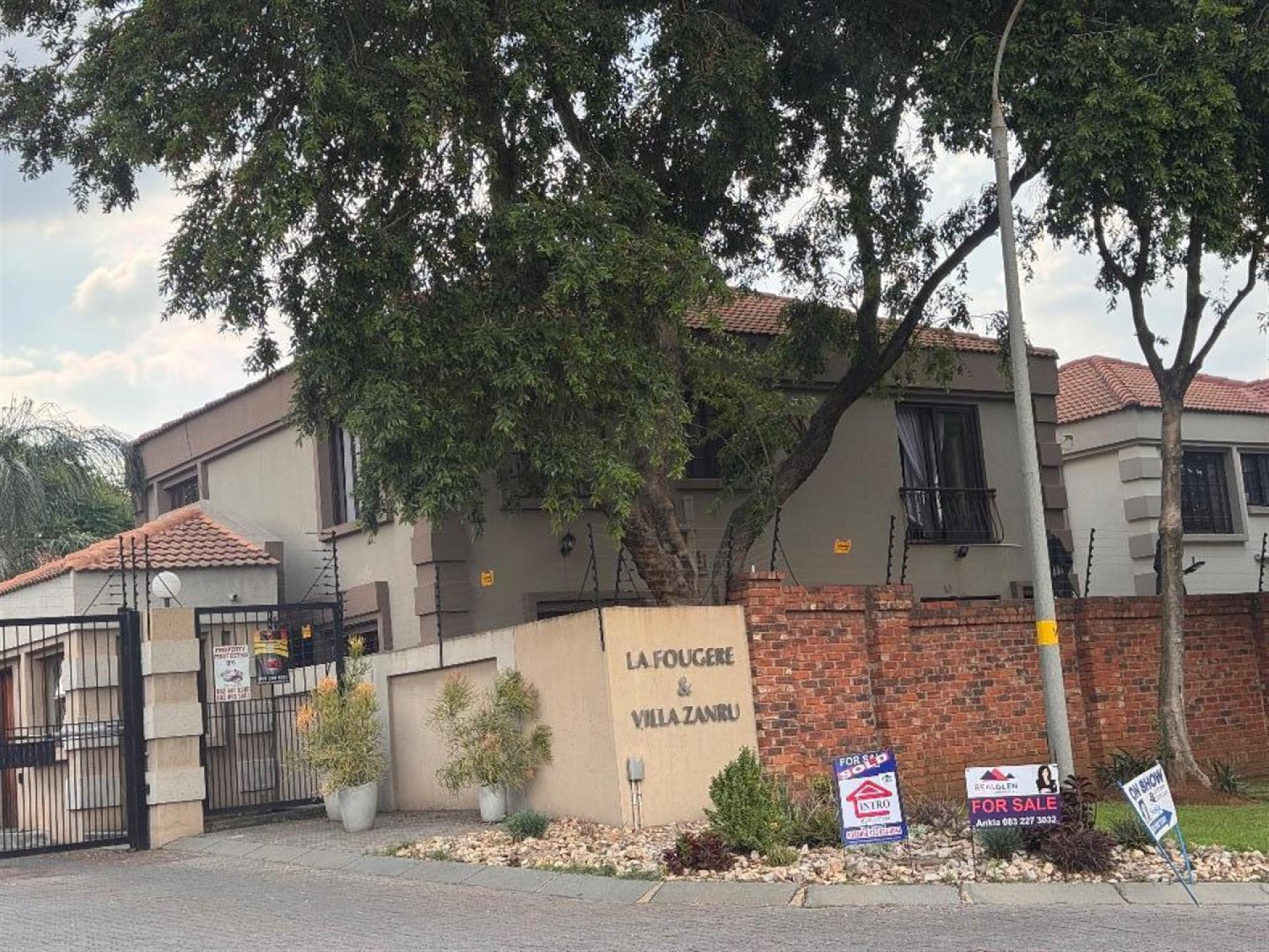 Front View of property in Glen Marais