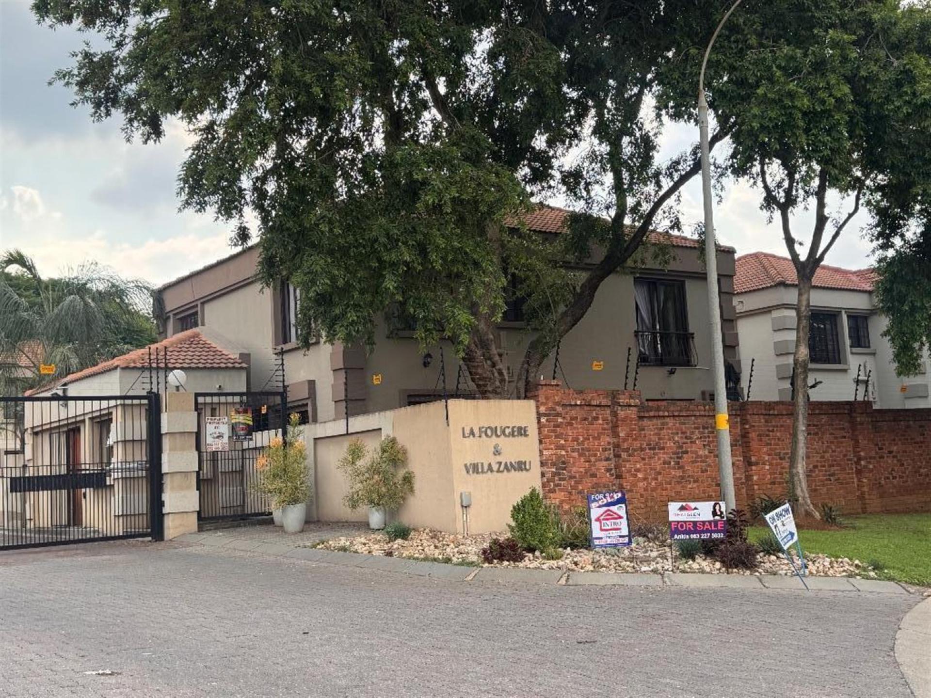 Front View of property in Glen Marais