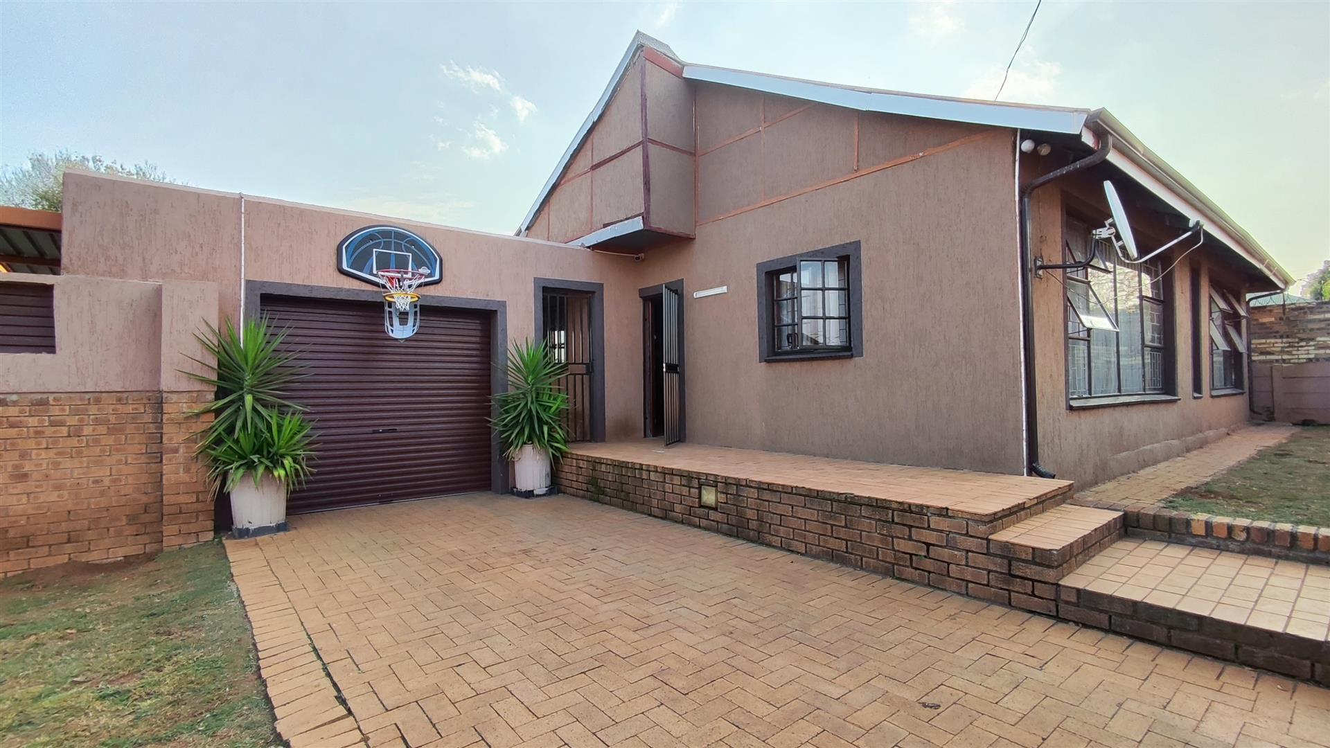 Front View of property in Primrose