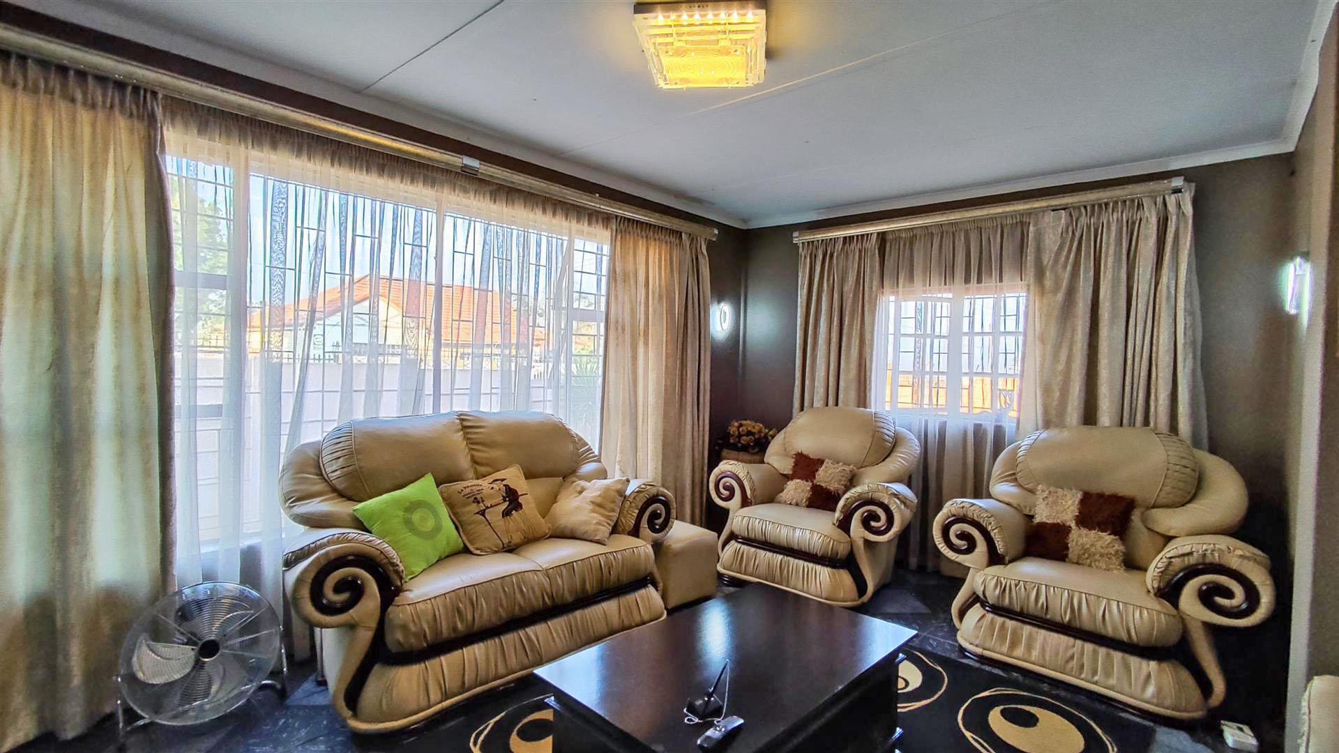 Lounges - 23 square meters of property in Primrose