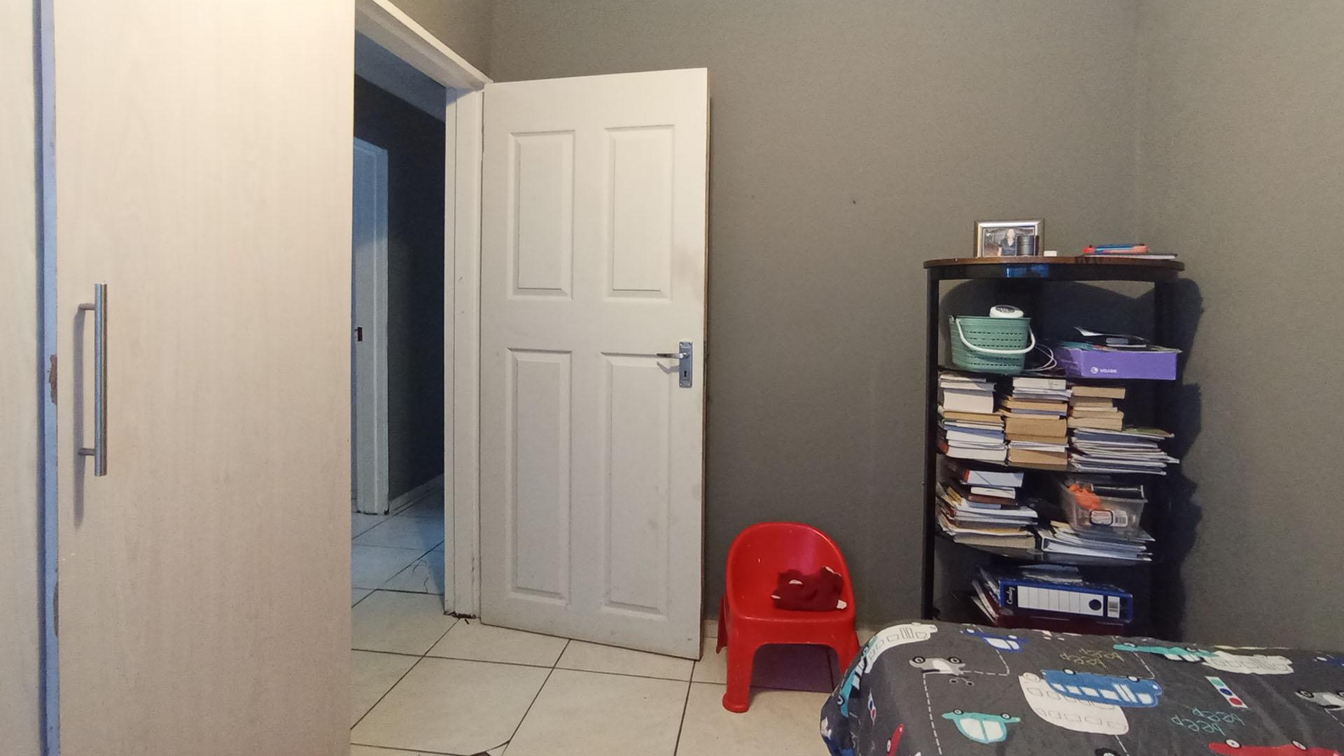 Bed Room 1 - 8 square meters of property in Soshanguve East